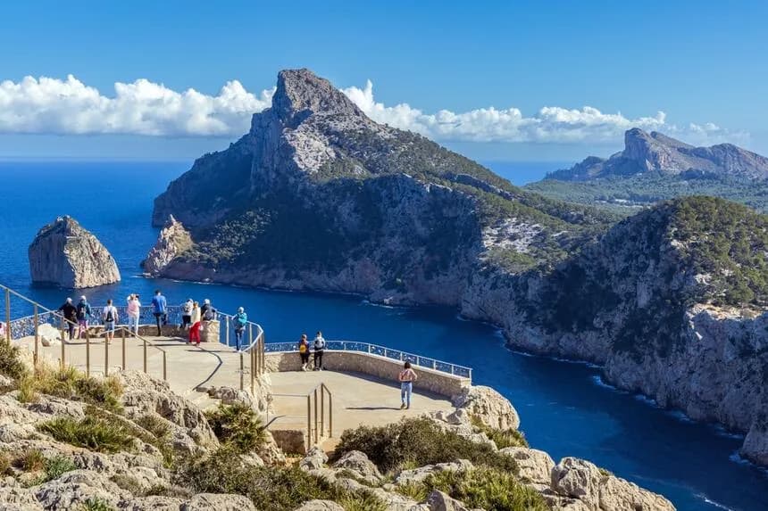 Majorka nad jakim morzem? Odkryj jej lokalizację i przynależność