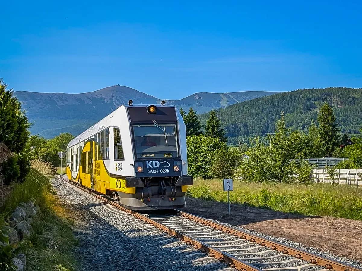 Jak dojechać do Karpacza pociągiem - aktualne opcje i transfery