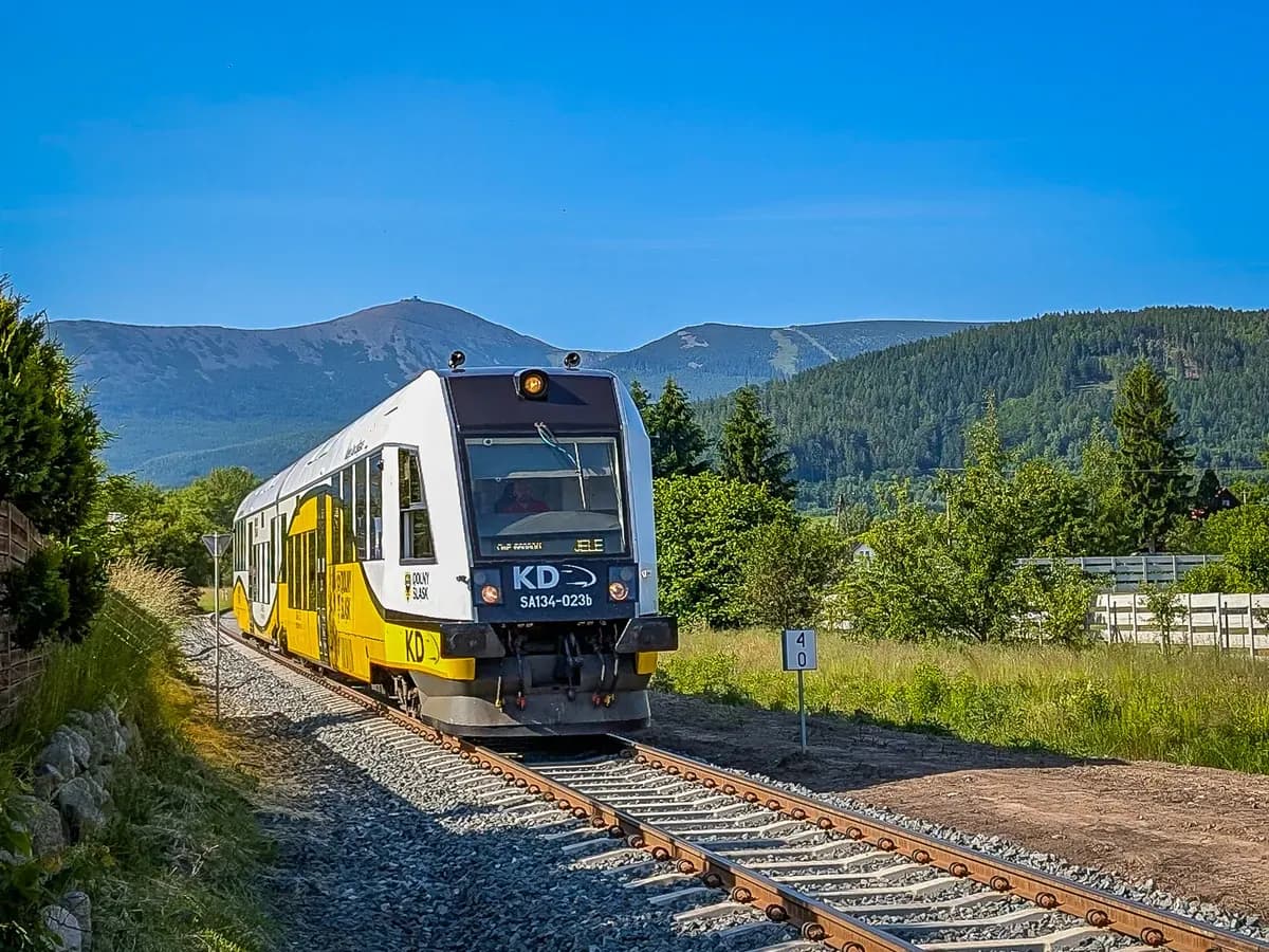 Jak dojechać do Karpacza pociągiem - aktualne opcje i transfery