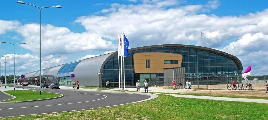Jak dojechać z Warszawy na lotnisko Modlin - sprawdzone opcje transportu