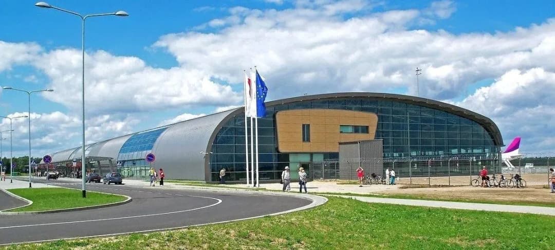 Jak dojechać z Warszawy na lotnisko Modlin - sprawdzone opcje transportu