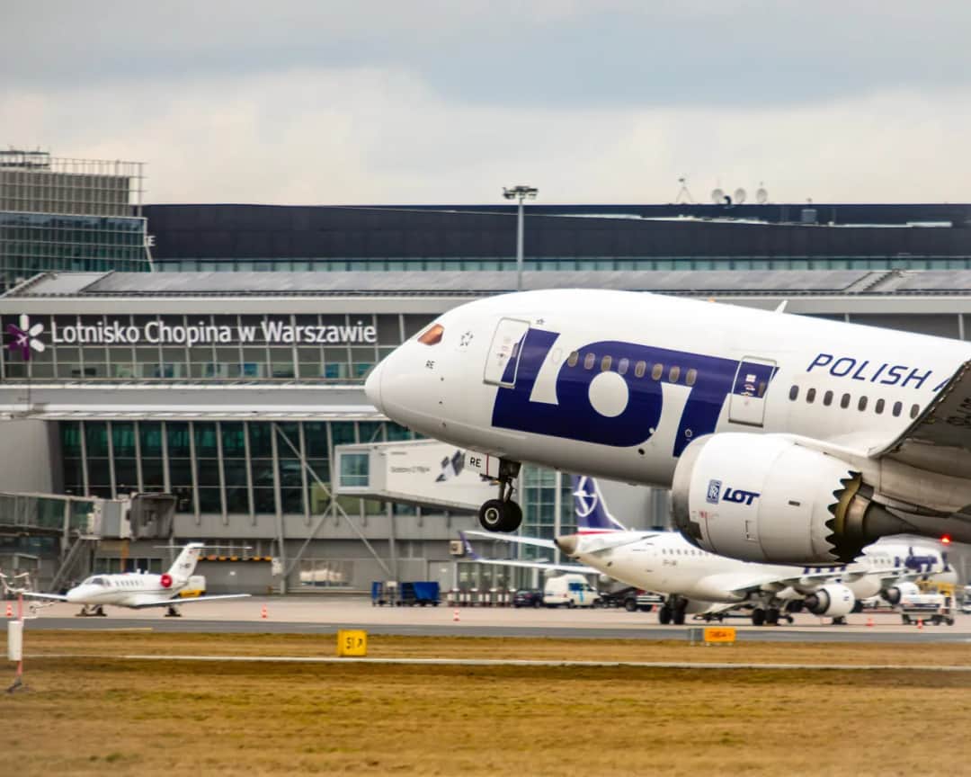 Co się dzieje na lotnisku Chopina? Chaos i problemy dla pasażerów