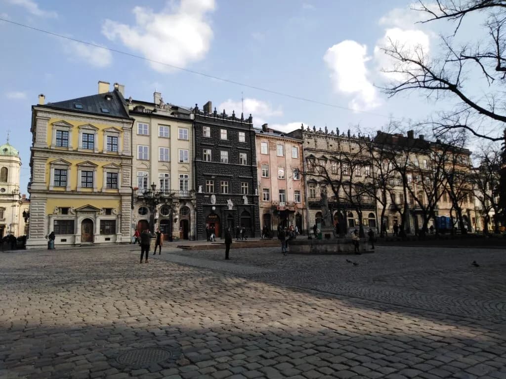 Jak szybko i tanio dojechać z lotniska Lwów do centrum miasta? Sprawdź opcje!