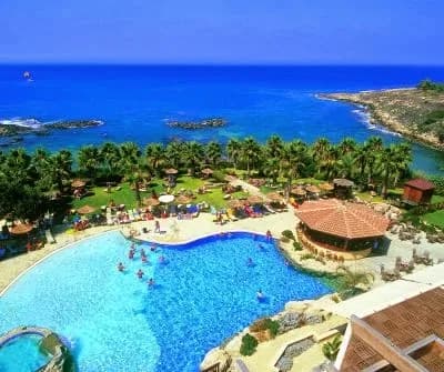 Gdzie polecieć w kwietniu? Najlepsze destynacje na wiosenne wakacje