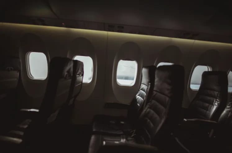 Podręczny zestaw na długi lot: Co zabrać i jak się przygotować?