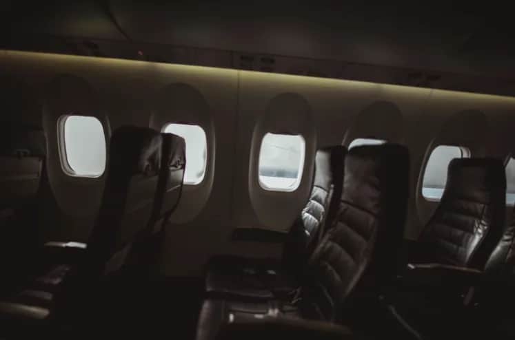 Podręczny zestaw na długi lot: Co zabrać i jak się przygotować?