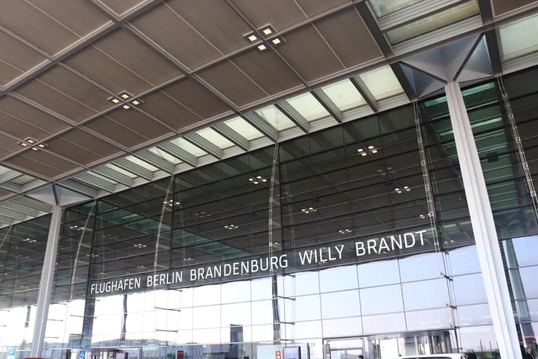 Jak szybko i tanio dojechać na lotnisko Schönefeld – najlepsze opcje transportu