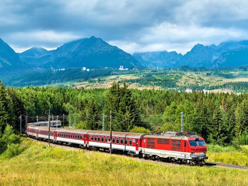 Czym się różni TLK od InterCity? Odkryj kluczowe różnice i wybór