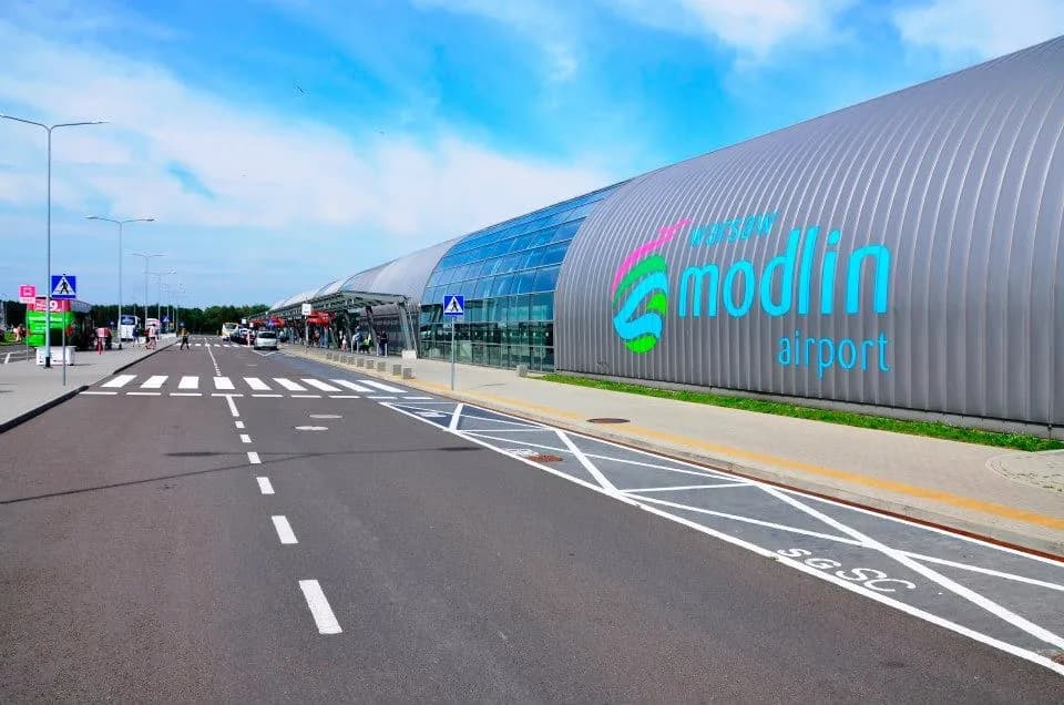 Jak się dostać na lotnisko Modlin - uniknij problemów z dojazdem
