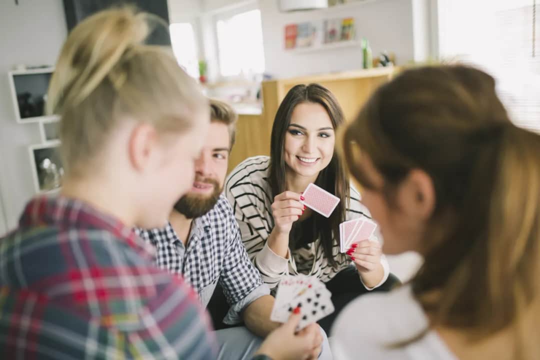 Gry karciane w podróży, które nie wymagają stołu ani hałasu
